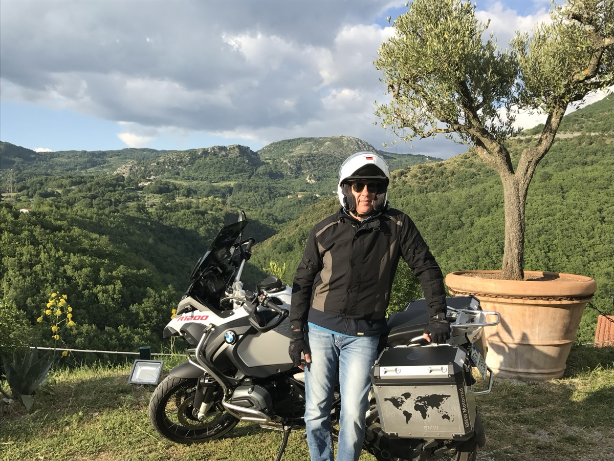 Sosta sotto un ulivo con la BMW