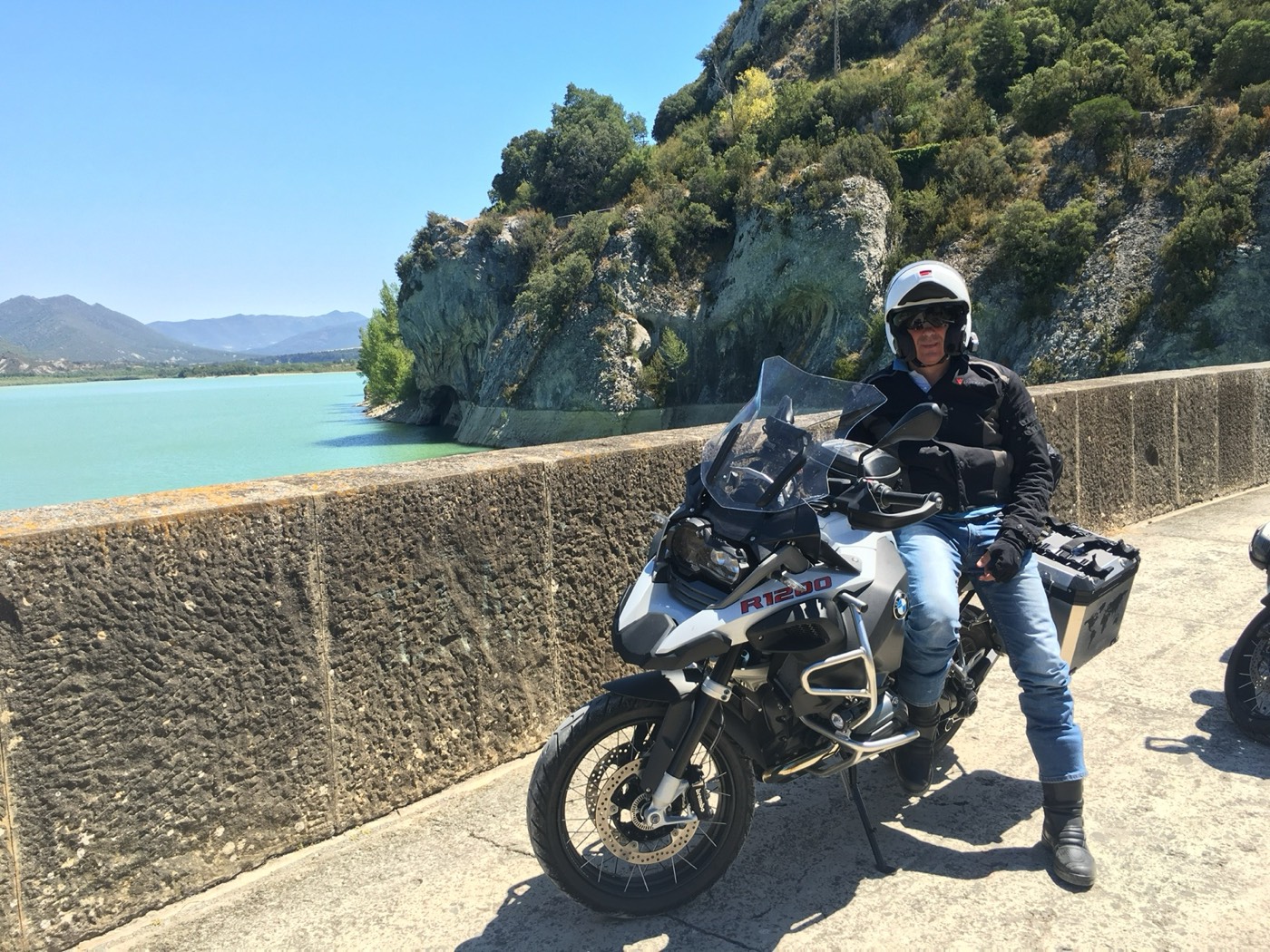 In posa con la BMW GS accanto a un lago di montagna