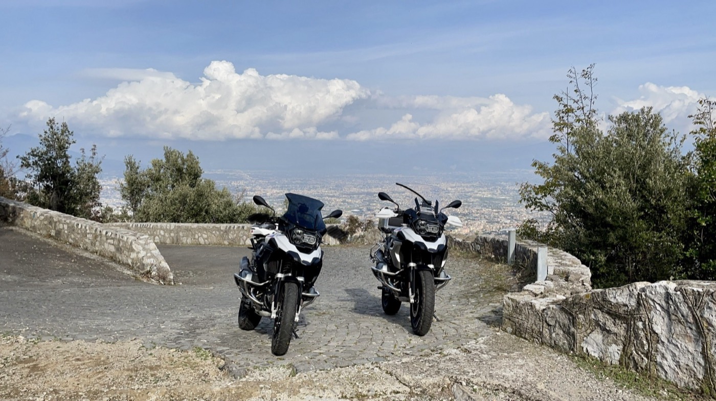 Due BMW GS affiancate in un belvedere