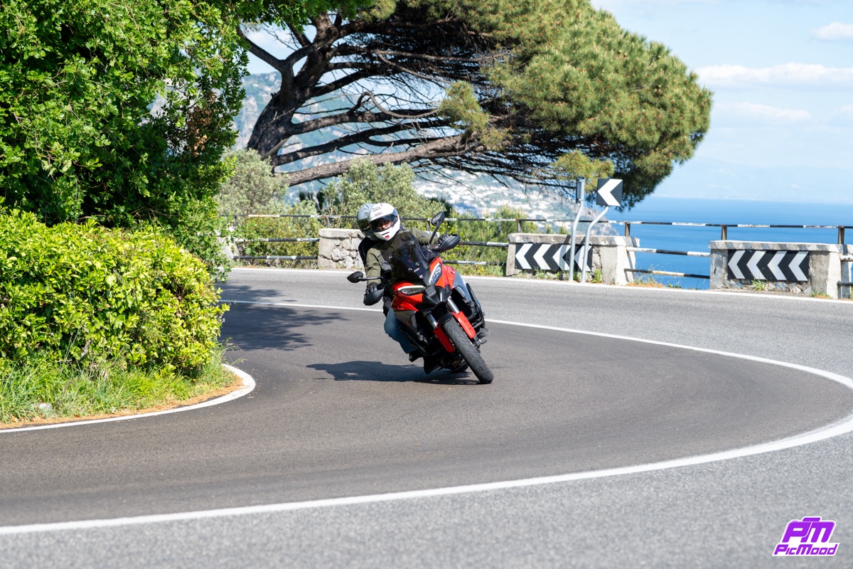 In moto sulla Costiera Amalfitana