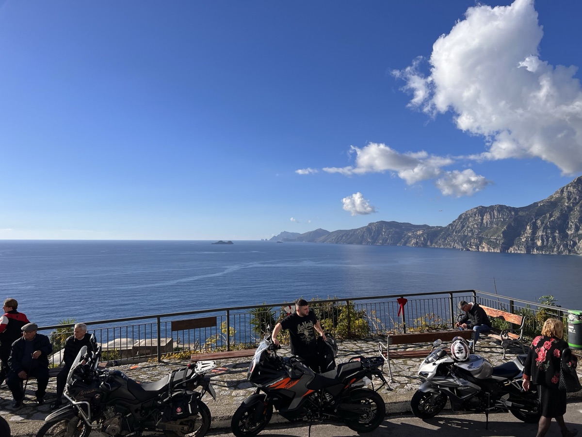 Panorama della Costiera Amalfitana in moto