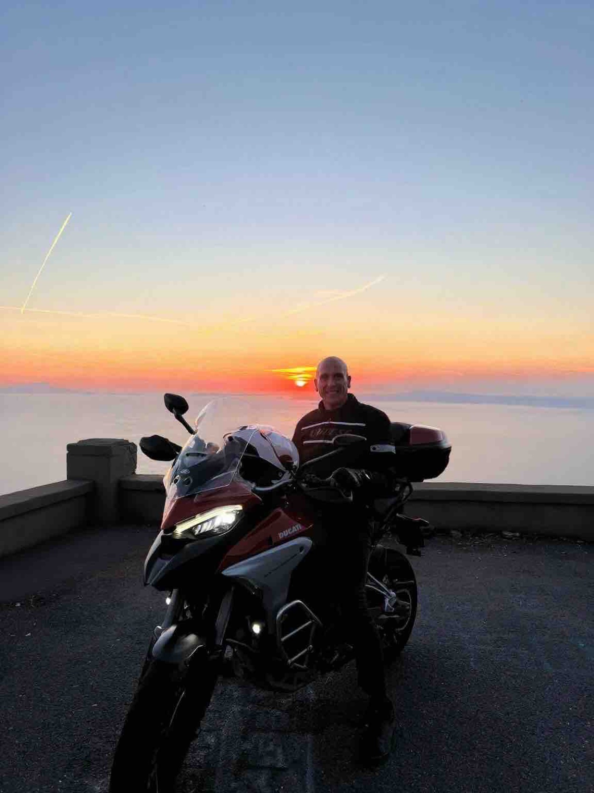Nicola Esposito sulla sua Ducati Multistrada al tramonto